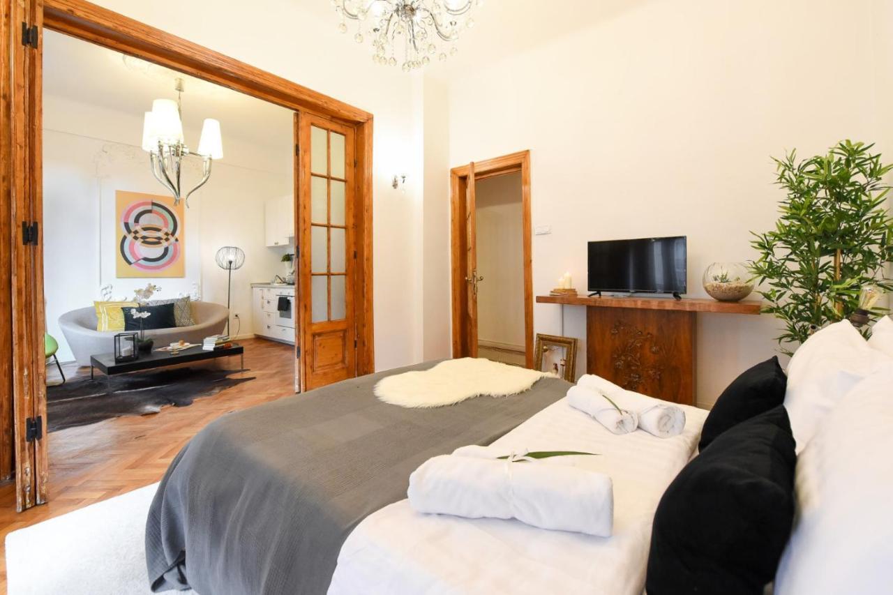 Vintage Elegance, Modern Comfort: 1Br Apartment Overlooking Calea Victoriei Bucarest Esterno foto