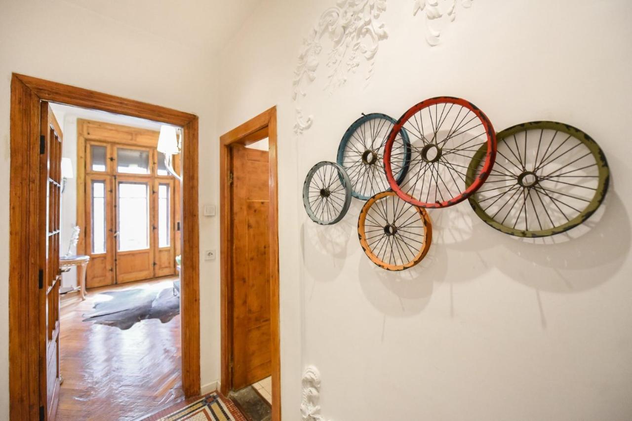 Vintage Elegance, Modern Comfort: 1Br Apartment Overlooking Calea Victoriei Bucarest Esterno foto