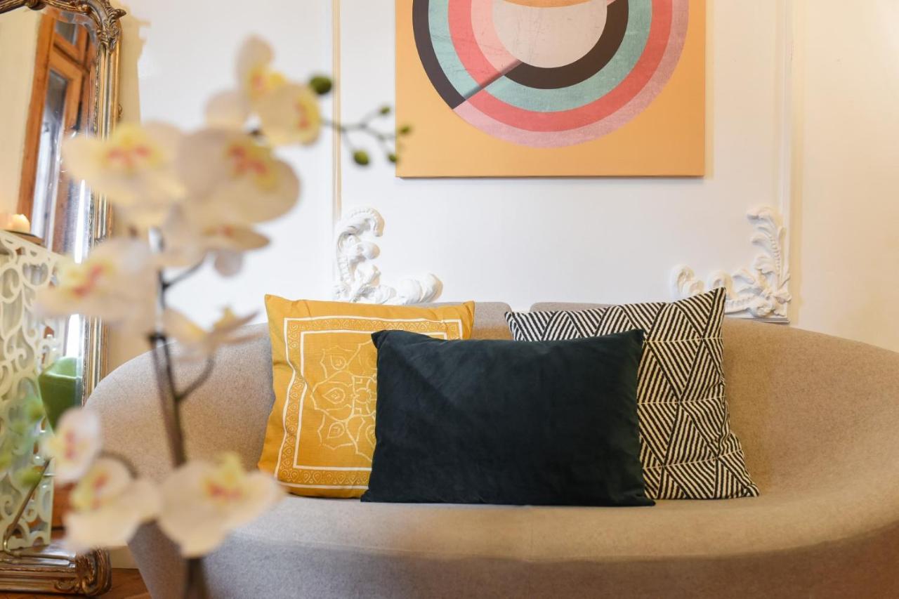 Vintage Elegance, Modern Comfort: 1Br Apartment Overlooking Calea Victoriei Bucarest Esterno foto