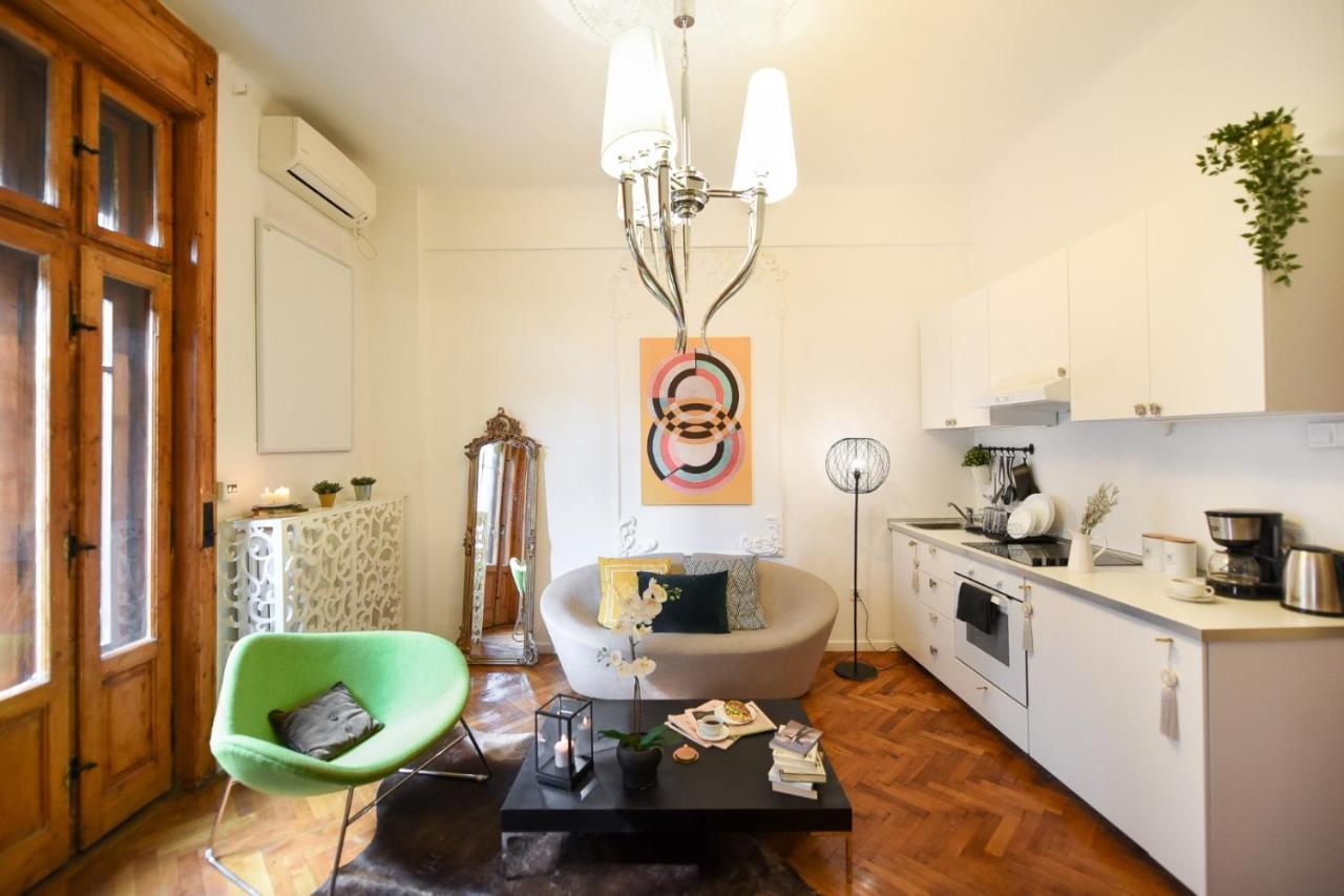 Vintage Elegance, Modern Comfort: 1Br Apartment Overlooking Calea Victoriei Bucarest Esterno foto