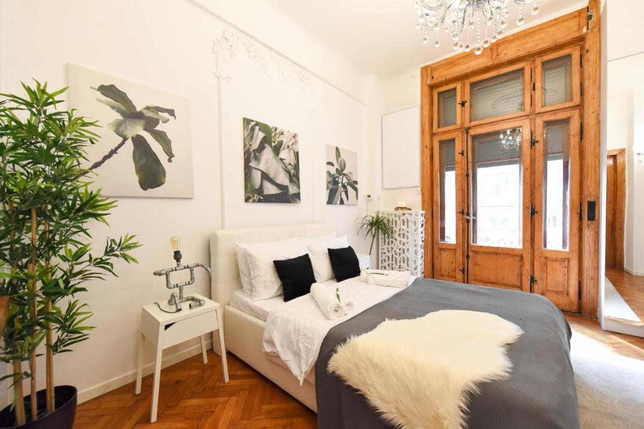 Vintage Elegance, Modern Comfort: 1Br Apartment Overlooking Calea Victoriei Bucarest Esterno foto