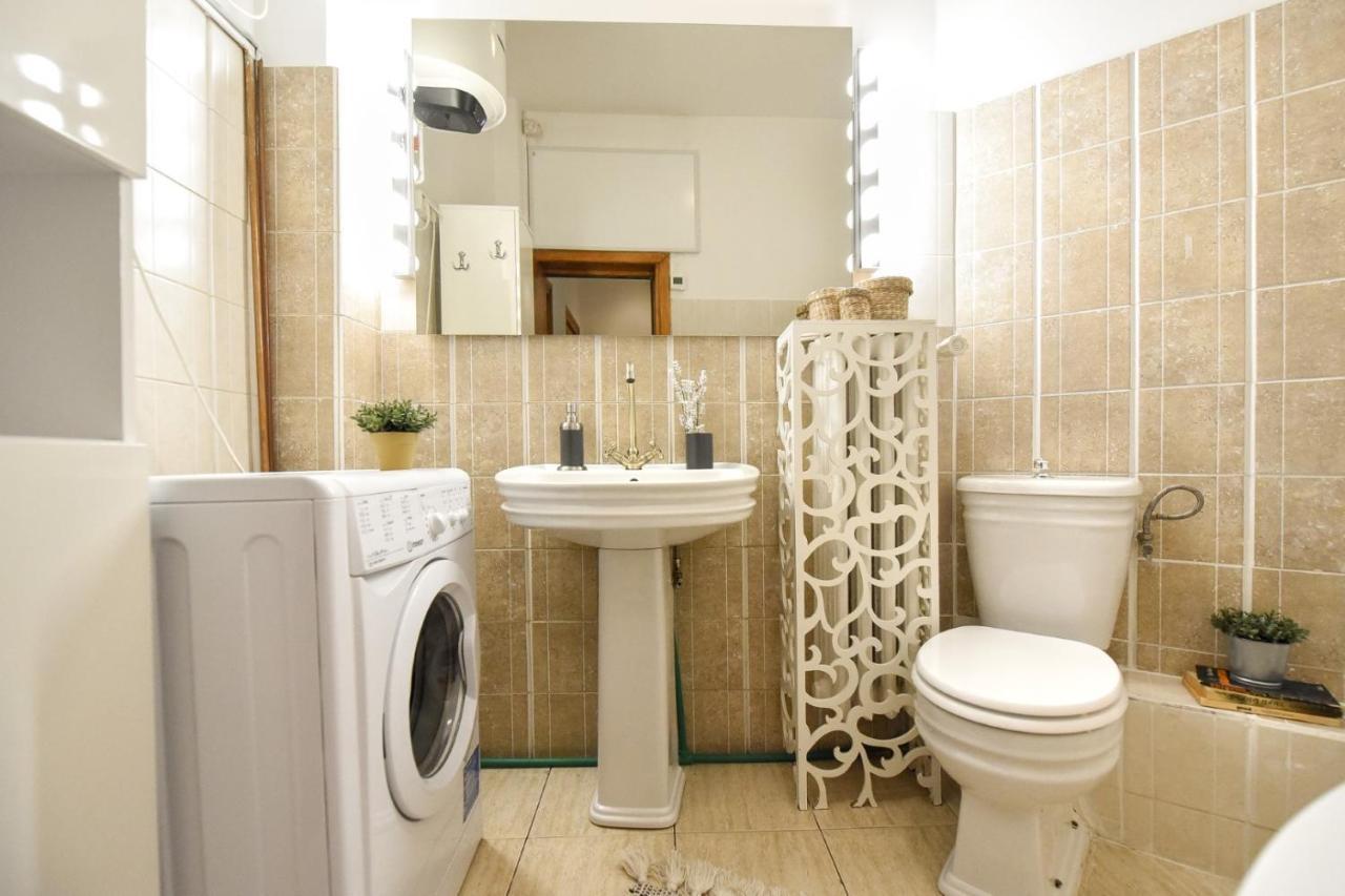 Vintage Elegance, Modern Comfort: 1Br Apartment Overlooking Calea Victoriei Bucarest Esterno foto