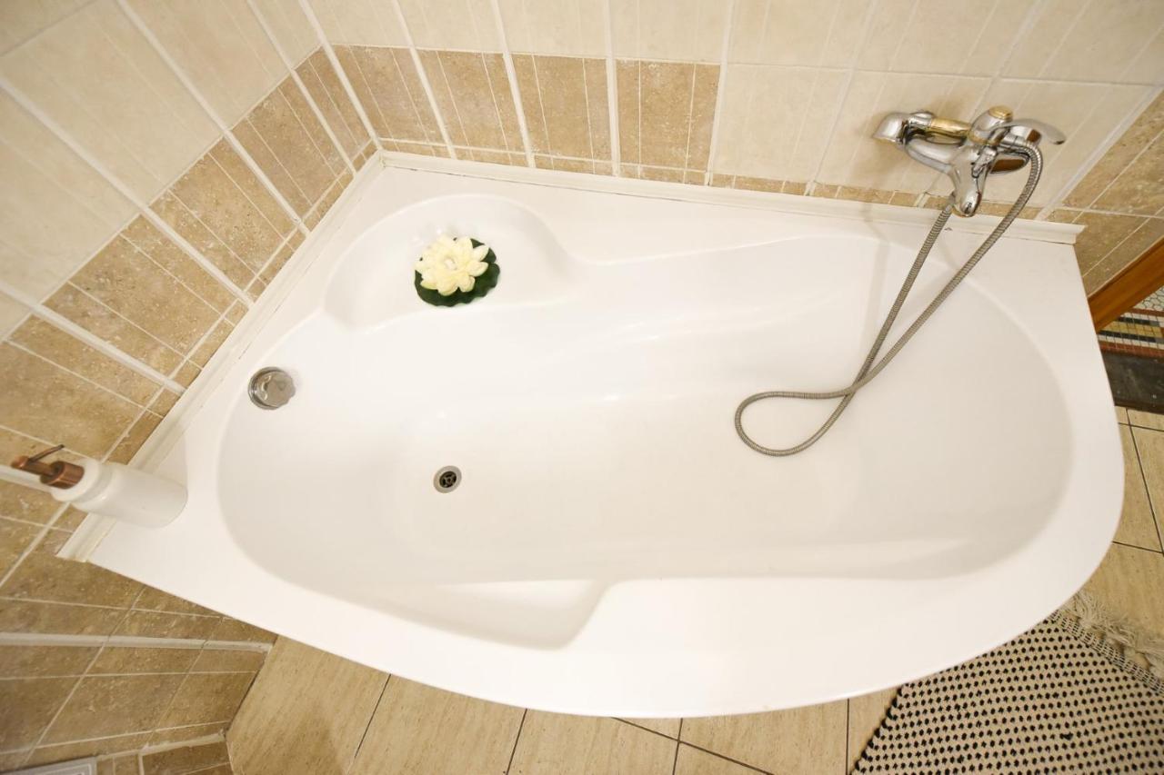 Vintage Elegance, Modern Comfort: 1Br Apartment Overlooking Calea Victoriei Bucarest Esterno foto